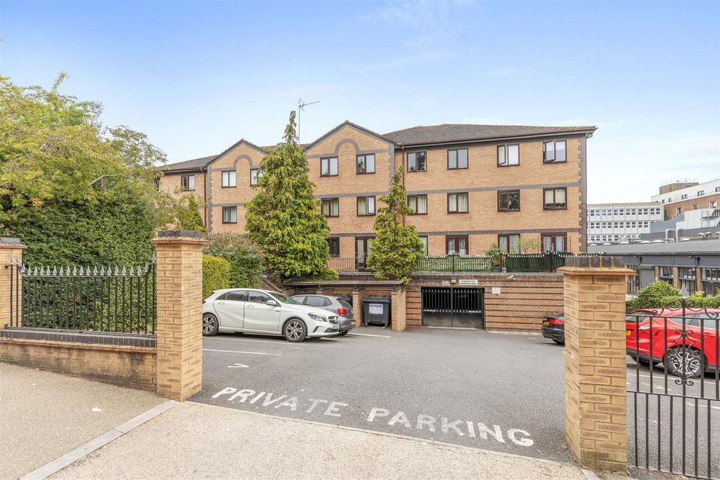 Property photo 1 of 12 15 Kingfisher Court, Queen Alexandra Road, Hp11 2H