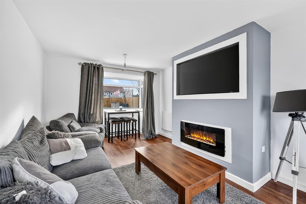 Property photo 2 of 15 Lounge