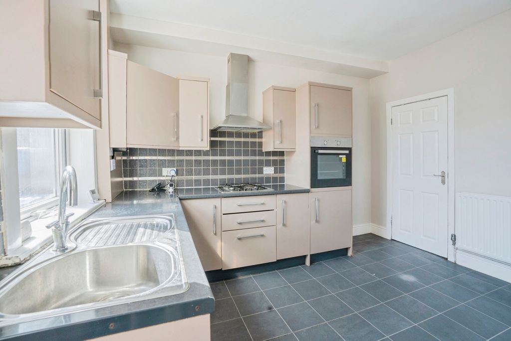 Property photo 3 of 11 Kitchen