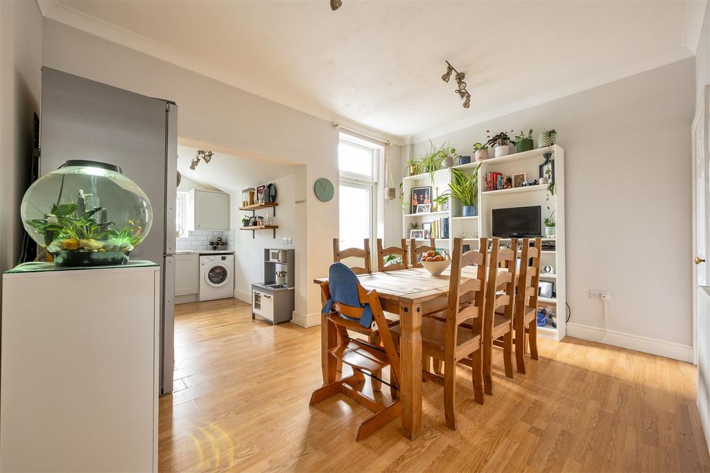 Property photo 3 of 29 Colston Road, E7