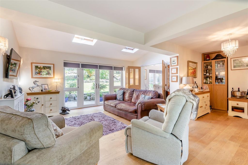 Property photo 2 of 30 Lounge