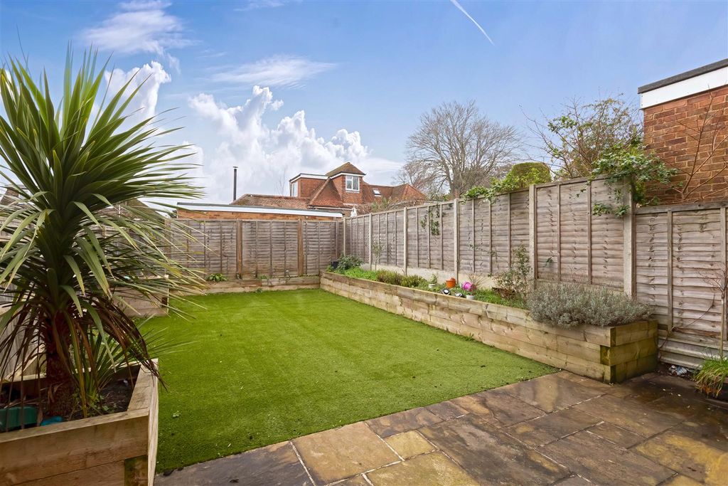 Property photo 3 of 22 Hurston Close_18.Jpg