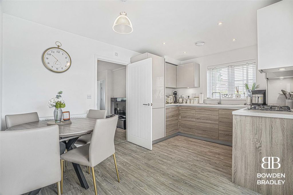Property photo 2 of 17 Kitchen / Dining Room