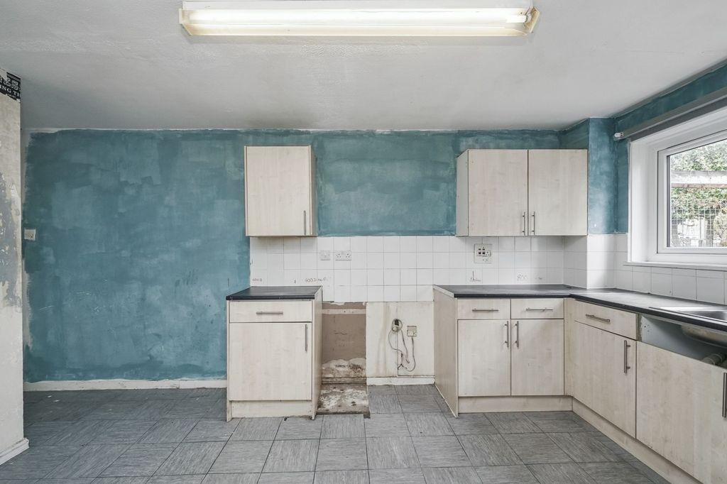 Property photo 3 of 22 34 Chandlers Close, Feltham, Middlesex, Tw14 9Pg
