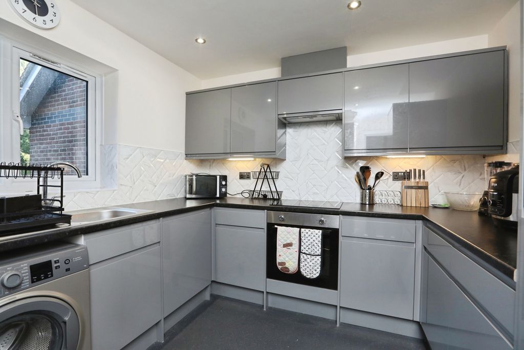 Property photo 2 of 10 Kitchen