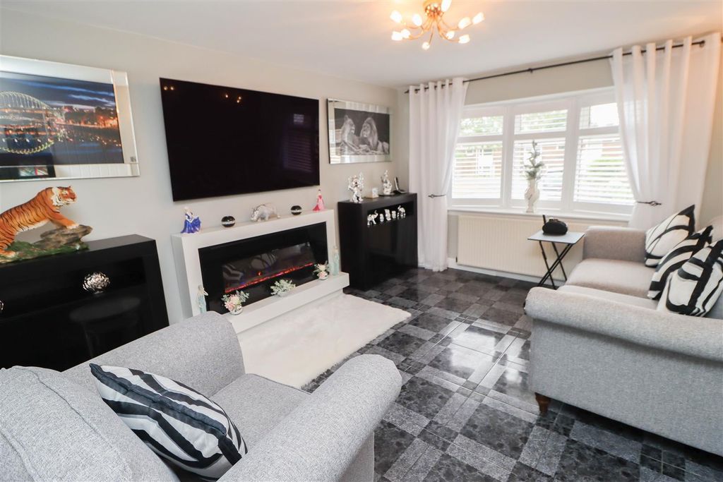Property photo 2 of 12 Lounge