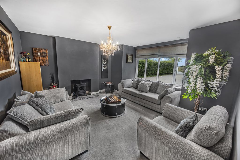 Property photo 3 of 20 Lounge