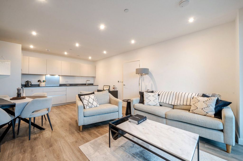 Property photo 2 of 20 Reception/Kitchen