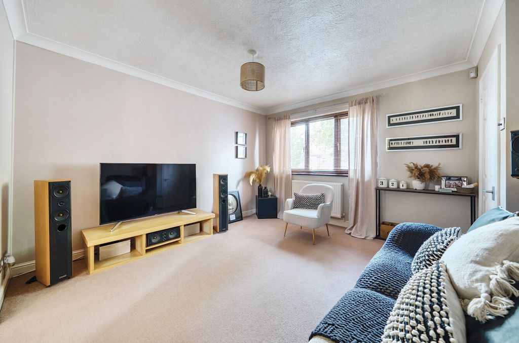 Property photo 2 of 11 1331206-11-688A0d...
