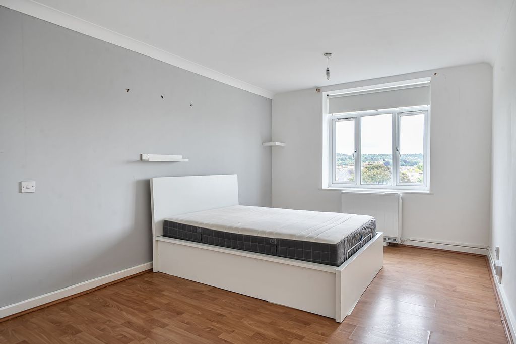 Property photo 2 of 16 Generous Super King Sized Bedroom
