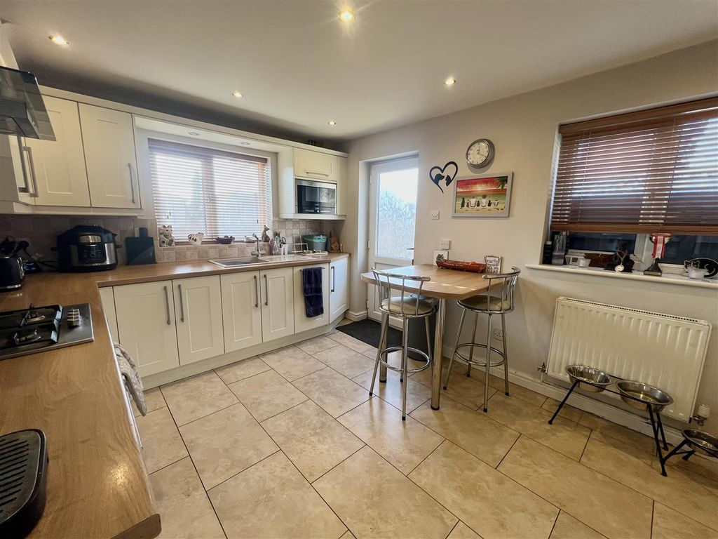 Property photo 3 of 17 Kitchen