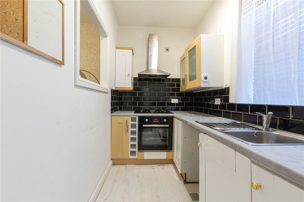 Property photo 2 of 11 Kitchen