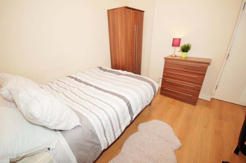 Property photo 1 of 8 Room 2- £910 Available Now