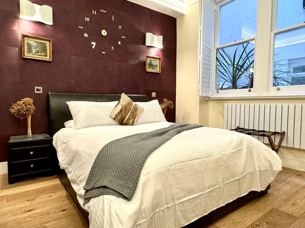 Property photo 2 of 18 Bedroom