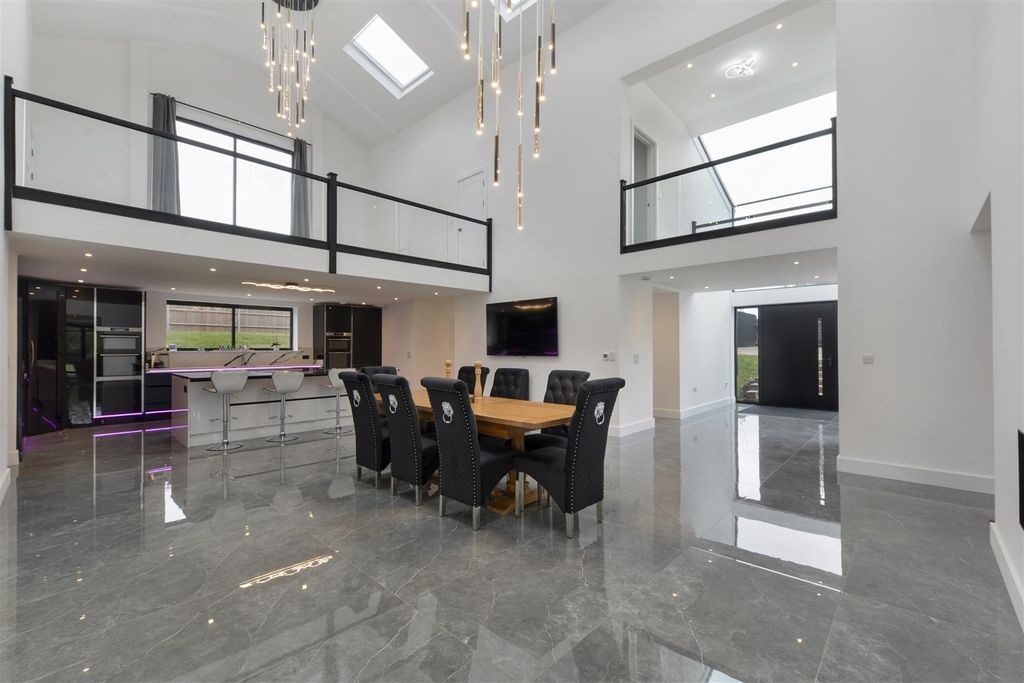 Property photo 3 of 44 Oakview06.Jpg
