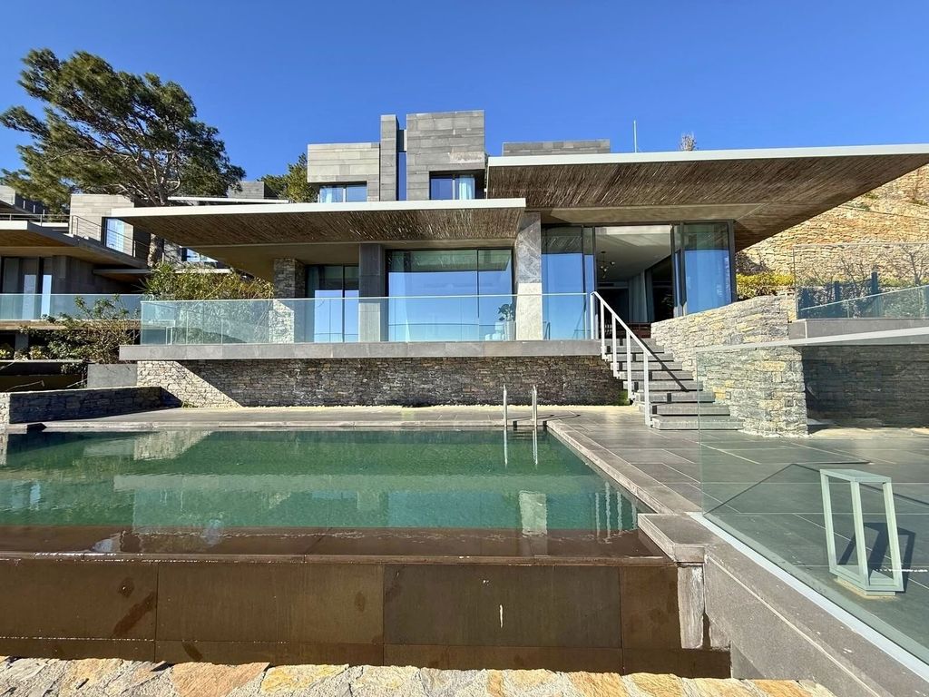 Property photo 2 of 24 Sensational Seafront Villa In Bodrum For Sale - Exceptional Villa With Six Bedrooms