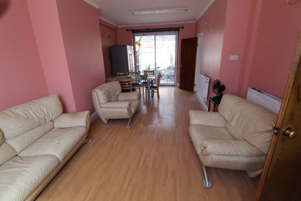 Property photo 1 of 8 Two Bedrooms Available To Share In A Three Bedroom House In Hayes