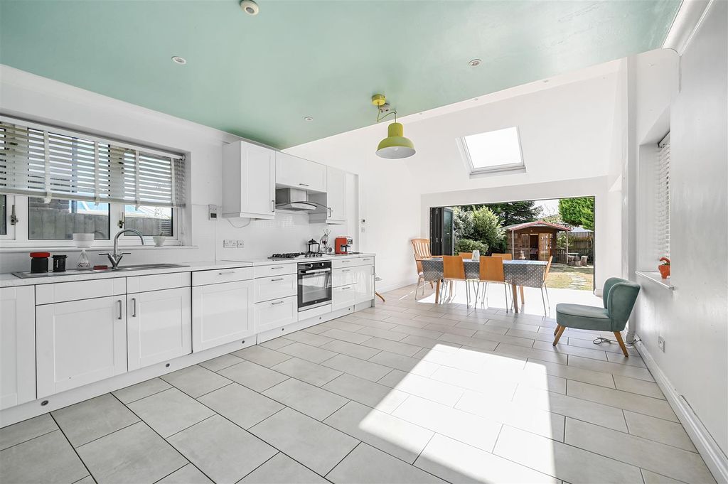 Property photo 1 of 28 5 Hartfield Road (13).Jpg