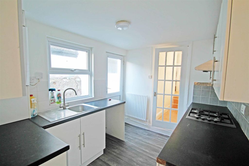 Property photo 2 of 10 Kitchen