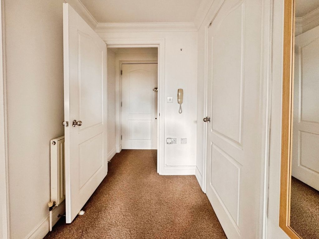 Property photo 2 of 8 Entrance Hall