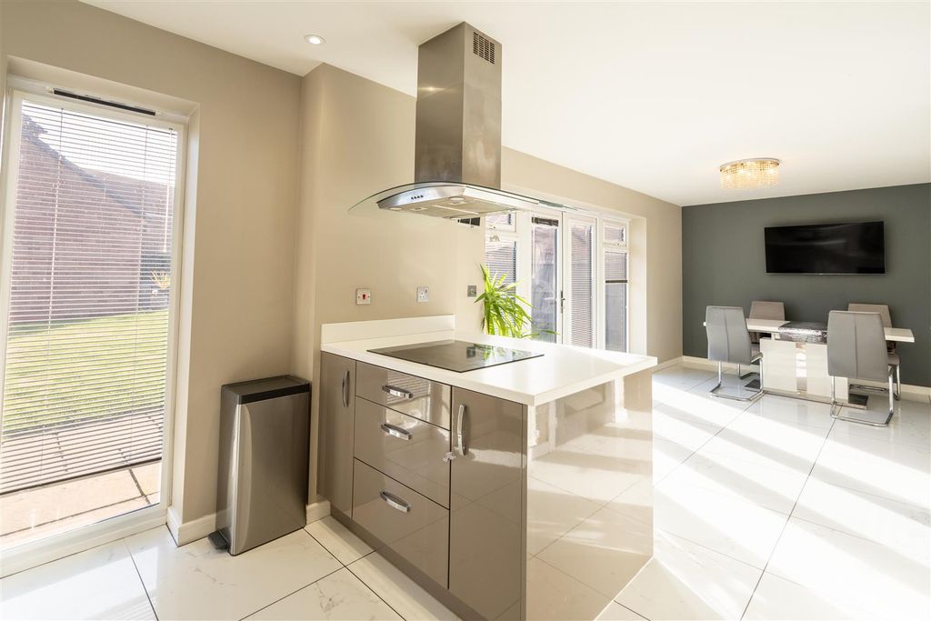 Property photo 3 of 12 Kitchen / Dining Room