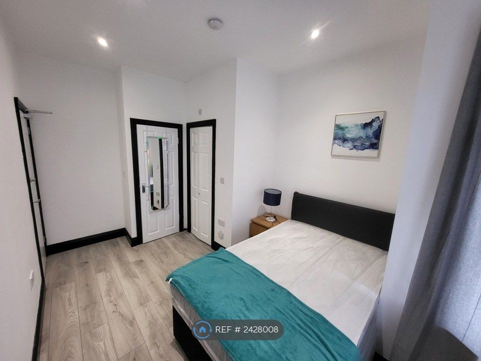 Property photo 1 of 25 Room 5