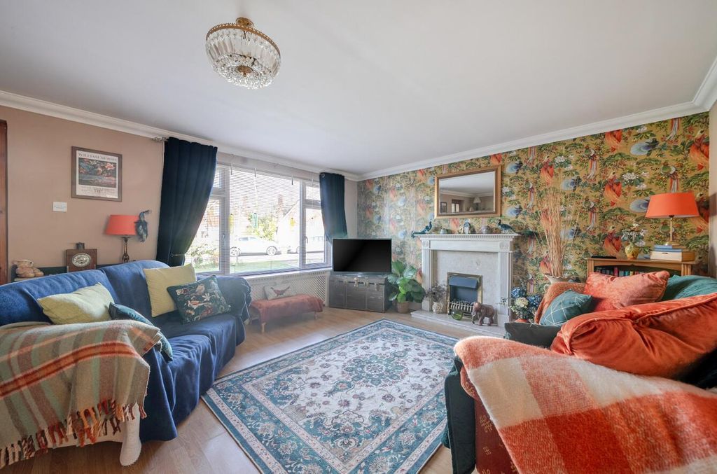 Property photo 2 of 18 19 Charnwood Gardens (6).Jpg