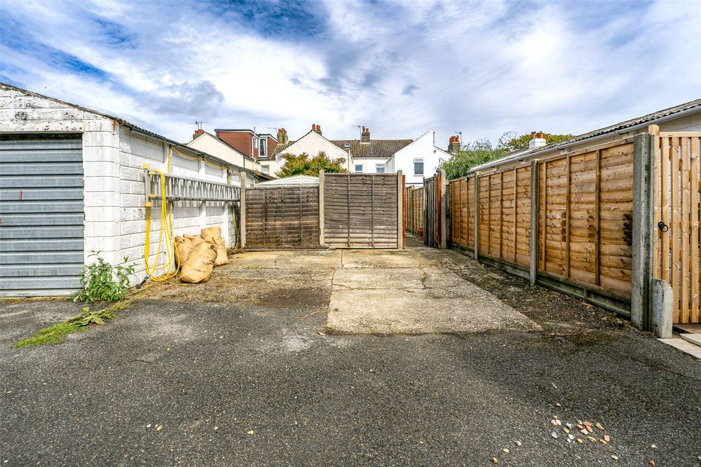 Property photo 3 of 26 Picture No. 25