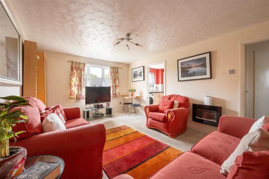 Property photo 2 of 11 Adams Court, E17