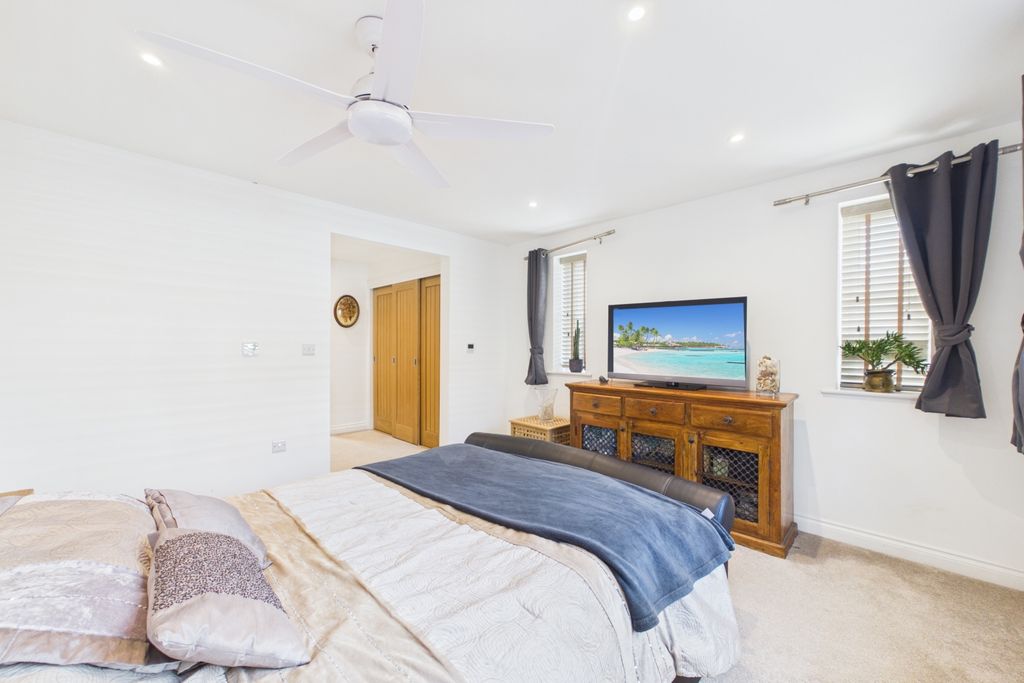 Property photo 3 of 31 Ewemove - Spalding - Weston Hills - Bedroom