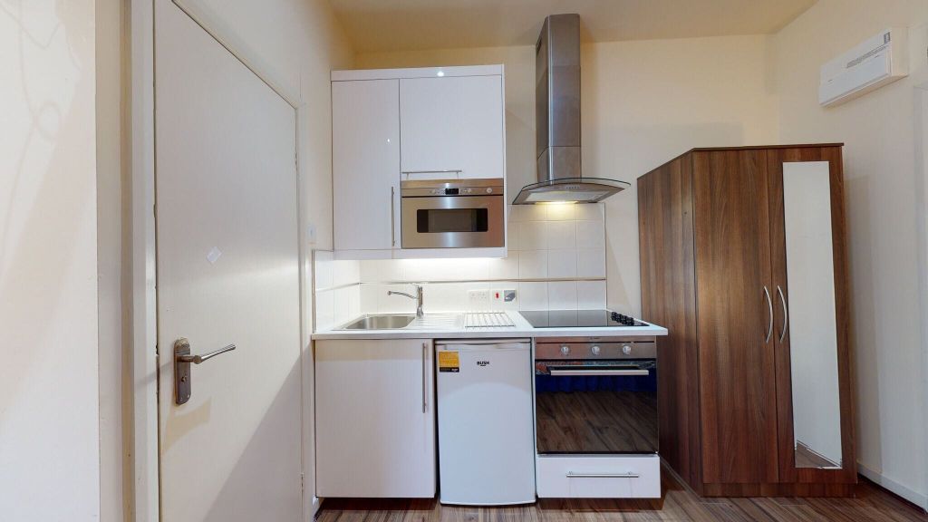 Property photo 2 of 6 Kitchen
