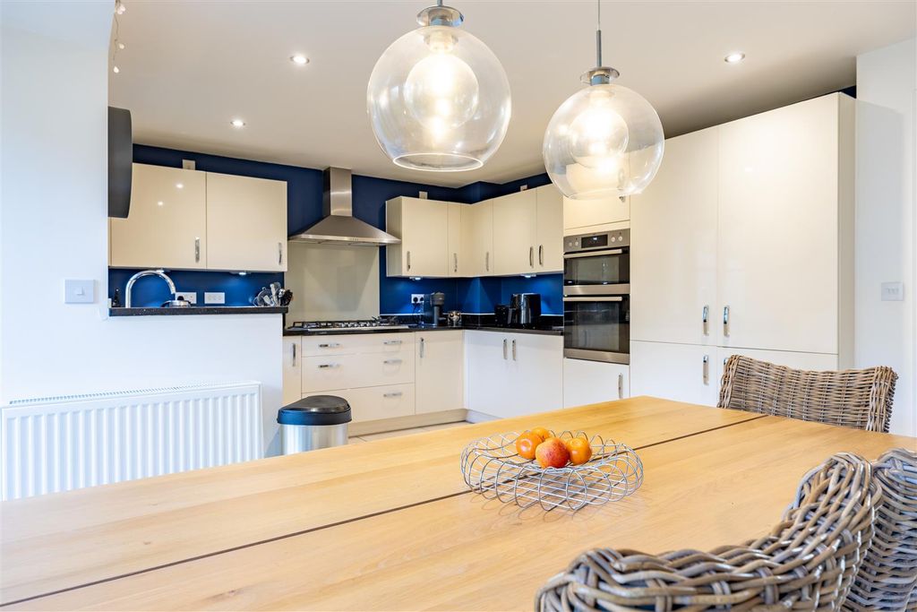 Property photo 2 of 30 17 Clappen Close Photos (25).Jpg