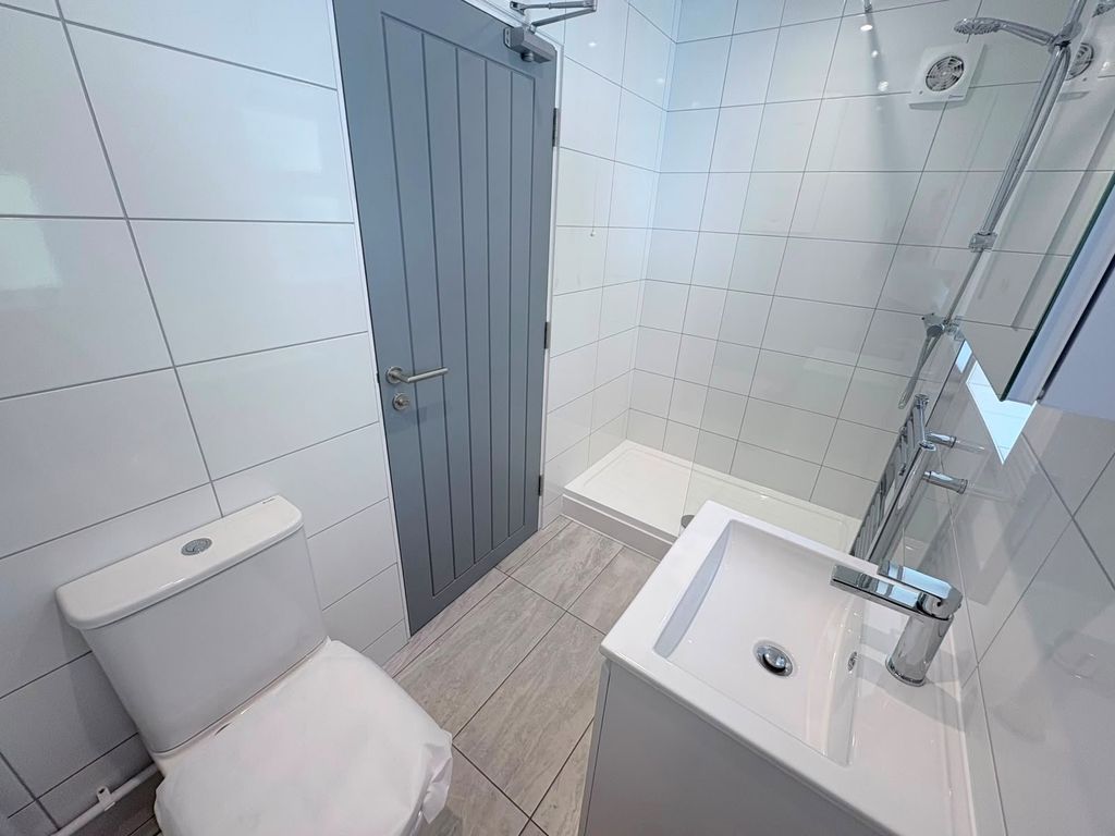 Property photo 2 of 15 Bathroom