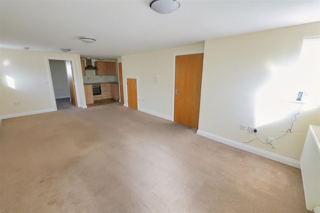 Property photo 3 of 12 Lounge2 (3).Jpg