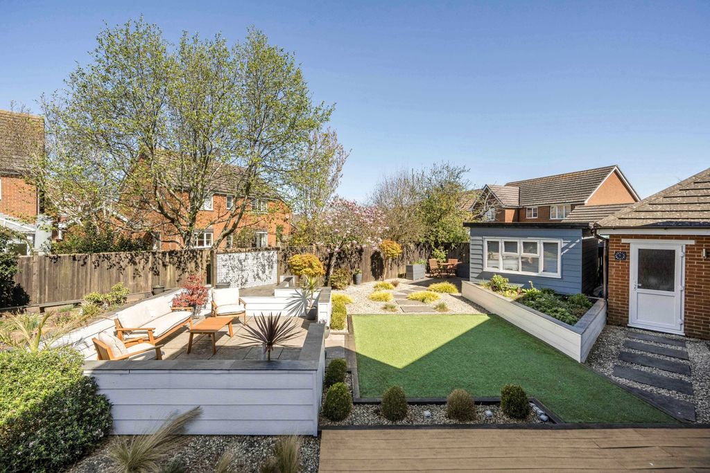 Property photo 2 of 18 Garden