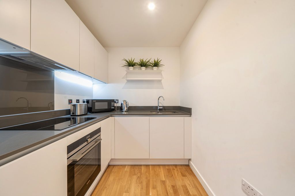 Property photo 2 of 15 1414599-15-699332...