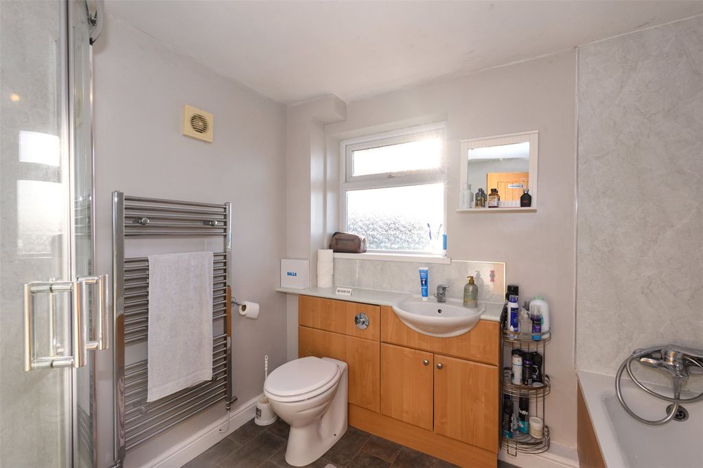 Property photo 3 of 11 Bathroom