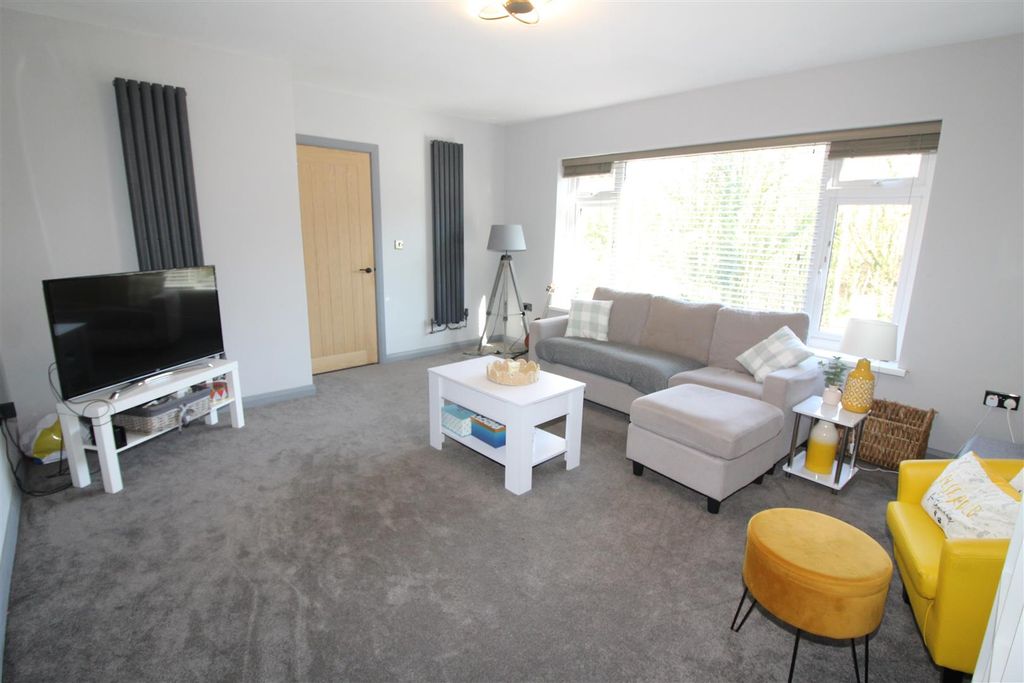 Property photo 3 of 30 Lounge