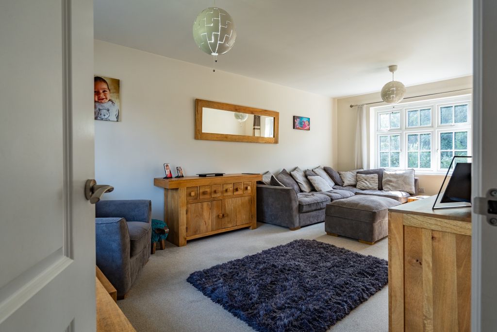 Property photo 2 of 32 Troed-Y-Gaer-16