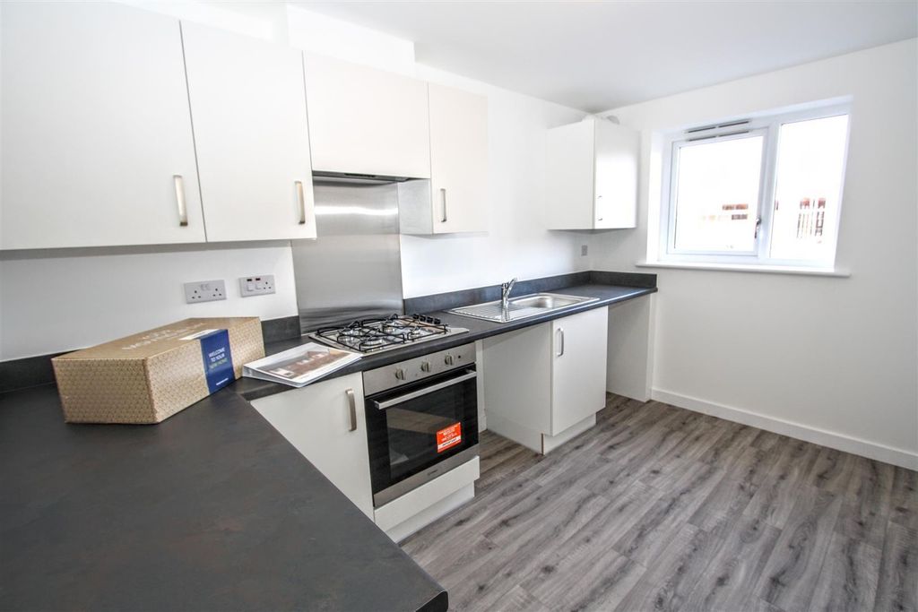 Property photo 3 of 12 Kitchen