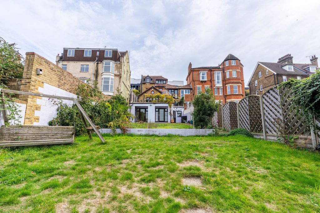 Property photo 2 of 28