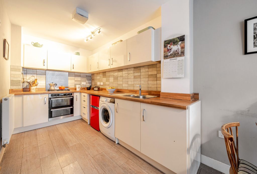 Property photo 2 of 17 1393833-16-694299...