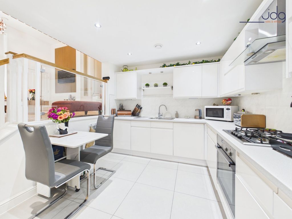 Property photo 2 of 8 Kitchen