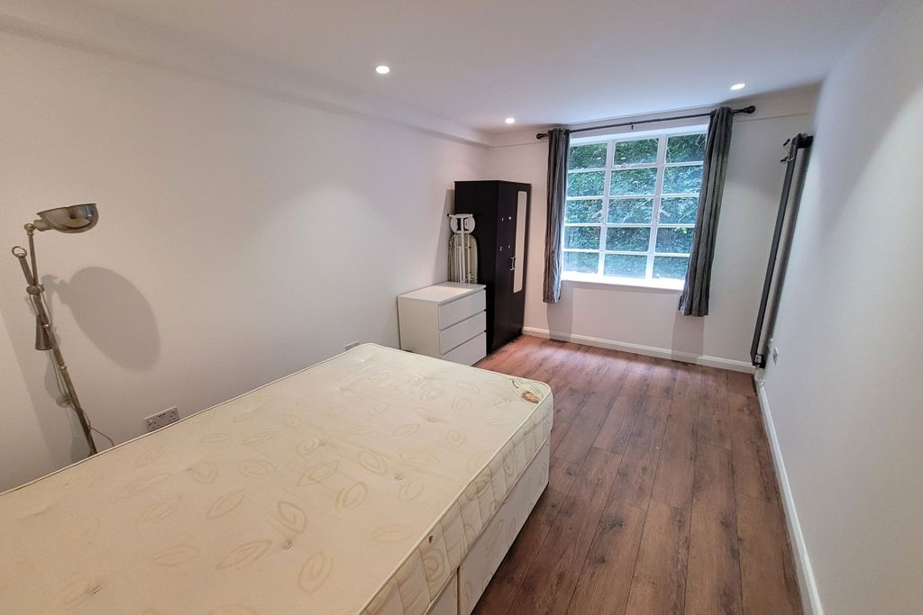 Property photo 3 of 9 6 The Grampians, Shepherds Bush Road, Shepherds Bush, London, W6 7Ln