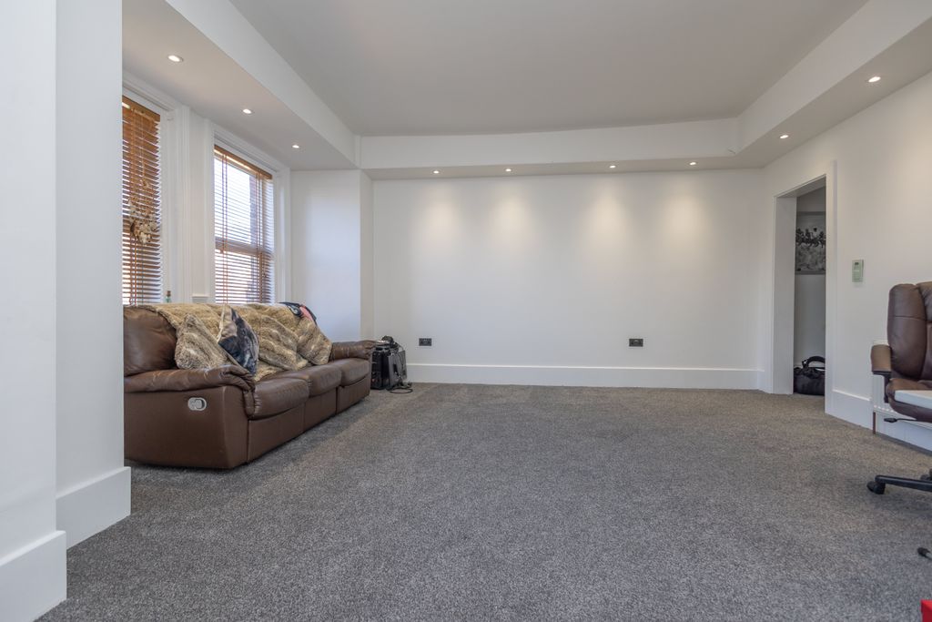 Property photo 3 of 9 R6M_6372