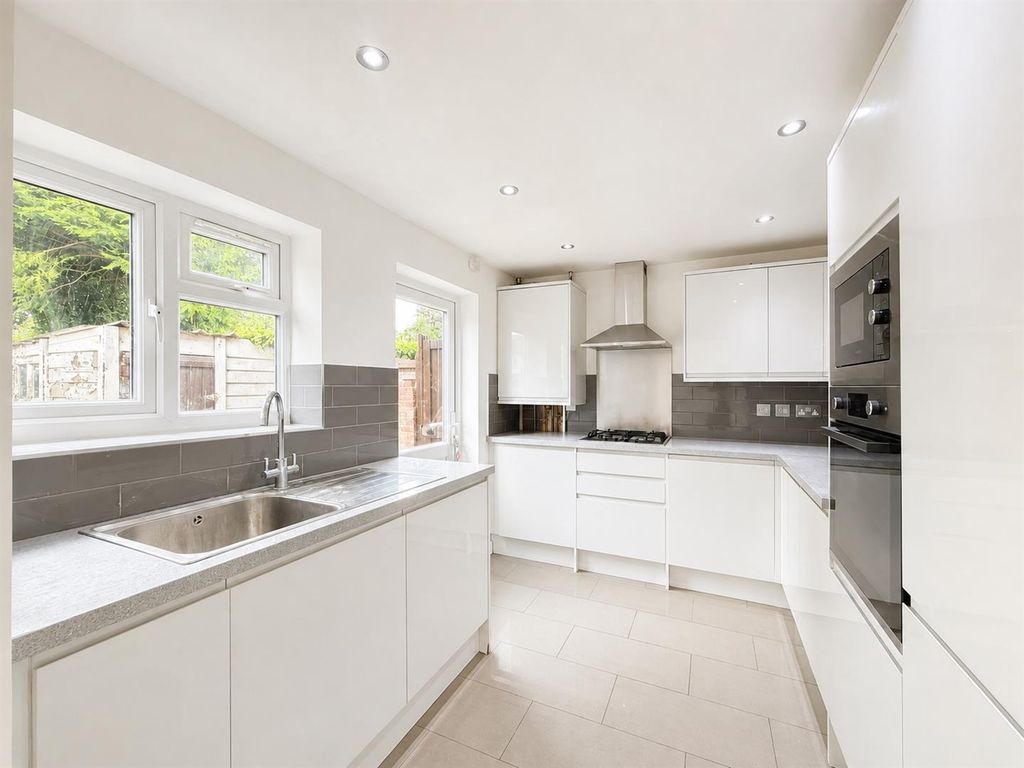 Property photo 2 of 10 Kitchen