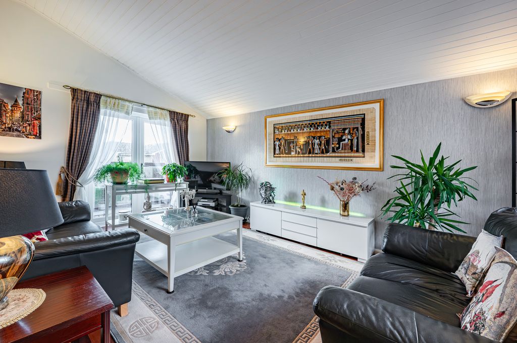 Property photo 3 of 47