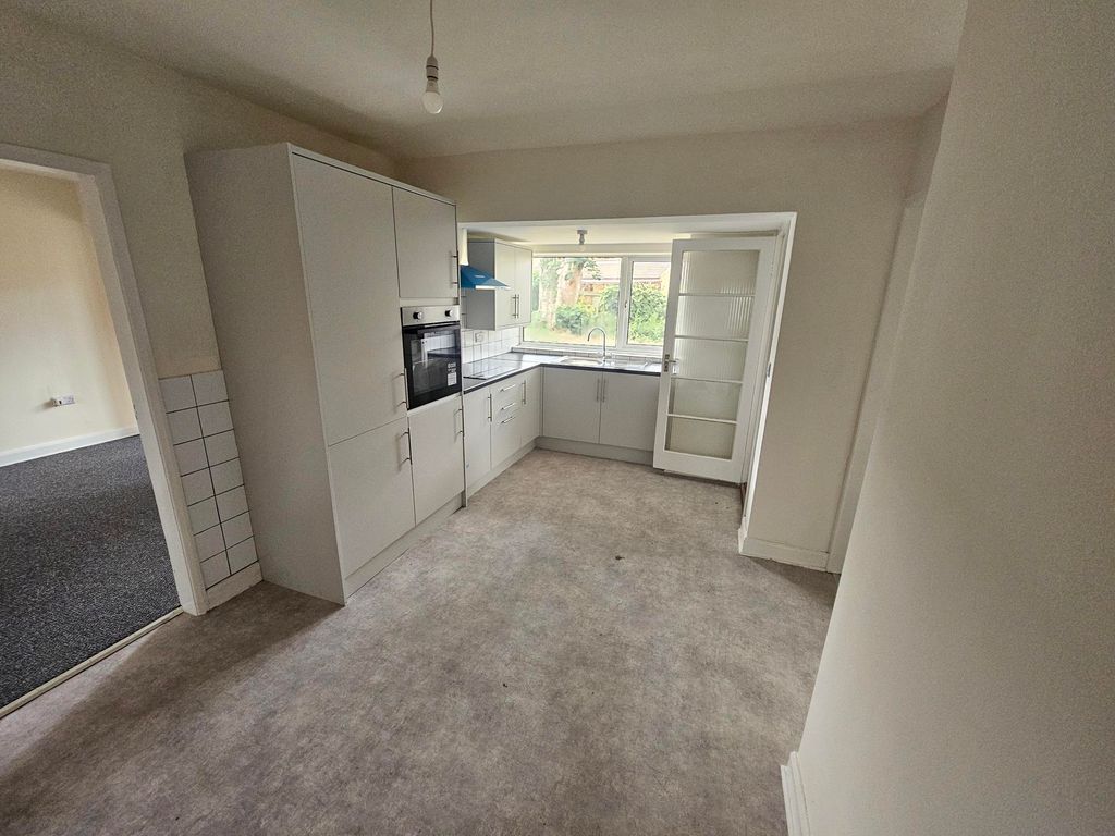 Property photo 3 of 7 Kitchen