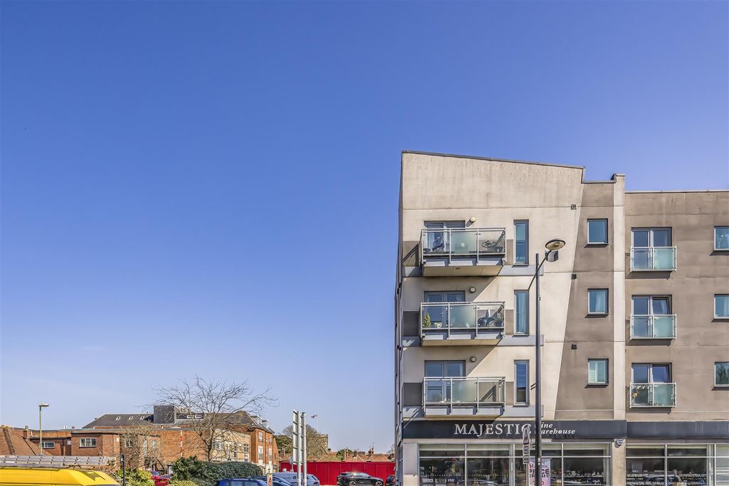 Property photo 1 of 11 Flat 4, South Park Court, Bulbeck Road, Havant-Por