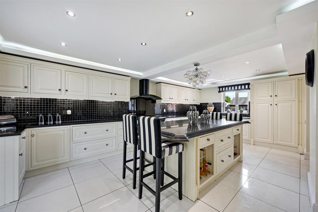 Property photo 2 of 36 Diggers Barn Kitchen